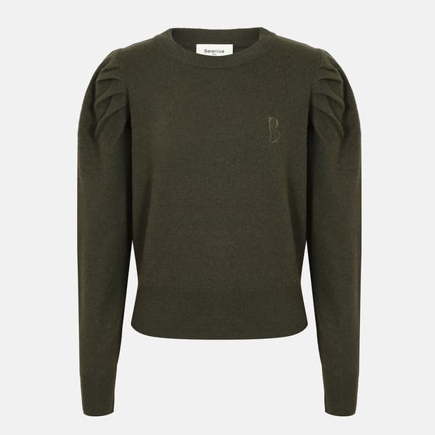 [베르니스] 여성 퍼프숄더 로고 자수 니트