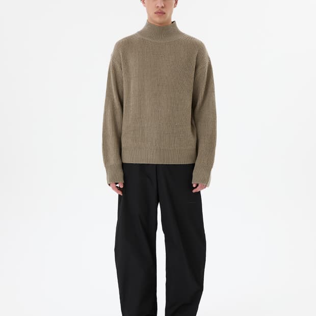 25fw 아모멘토 타프타 커브드 팬츠 블랙 xl 판매합니다.