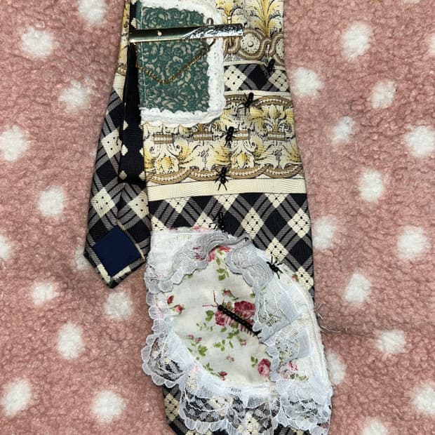 가짜 염소눈 지네와 개미 넥타이