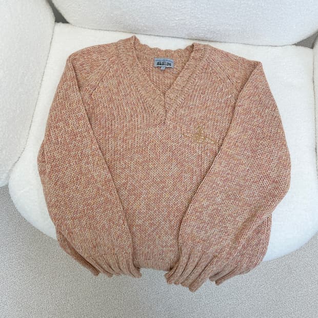 비비안웨스트우드 v넥 스웨터-코랄