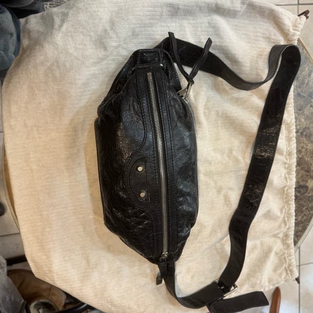 정품 발렌시아가 모터 슬링백 팝니다