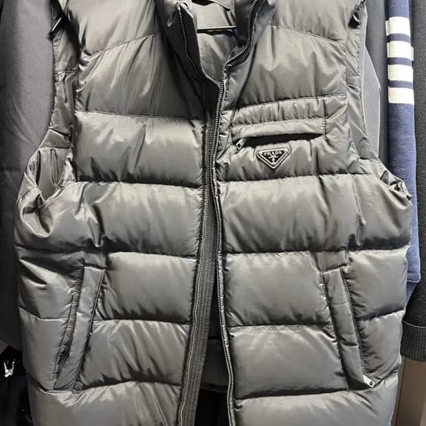 [54] 프라다 남성 삼각로고 패딩 조끼 SGJ191