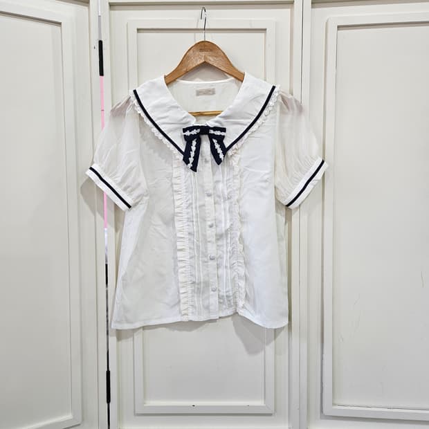 (Axes Femme Poetique)세일러카라 리본 프릴 블라우스