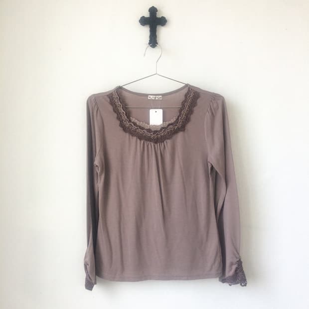 Axes femme lace point sleeve