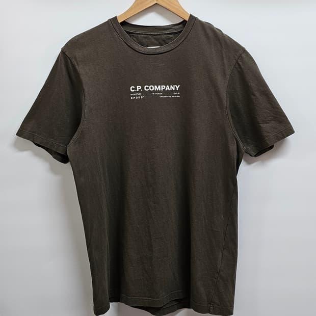 CP컴퍼니 카키 반팔티셔츠 XS 정품큐알인증