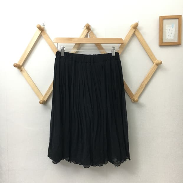 블랙 플리츠 미디 스커트