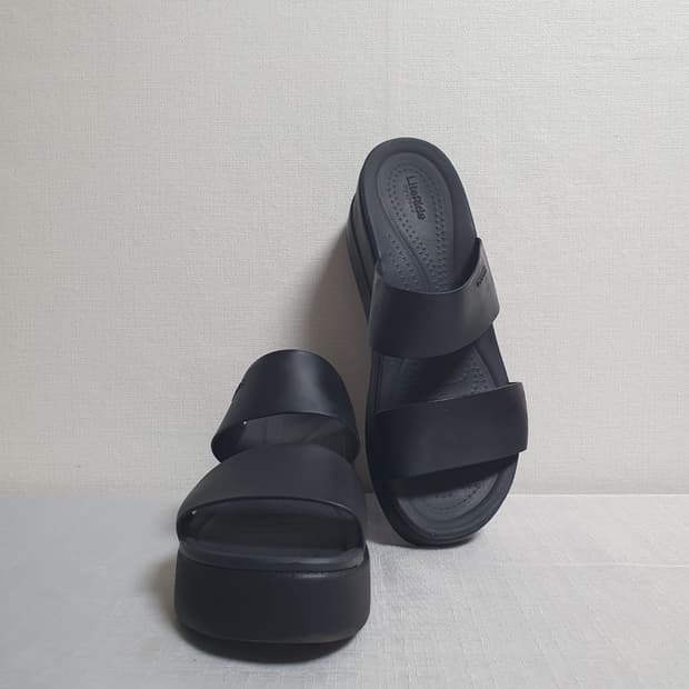 크록스 브루클린 미드 웨지 샌들 블랙 230mm