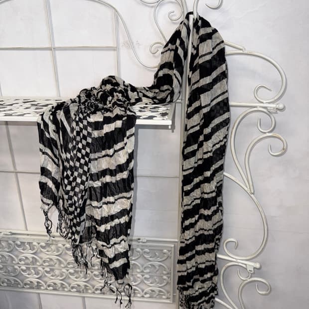Black & white checkerboard stripe scarf