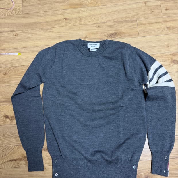 톰브라운 그레이 라운드 니트