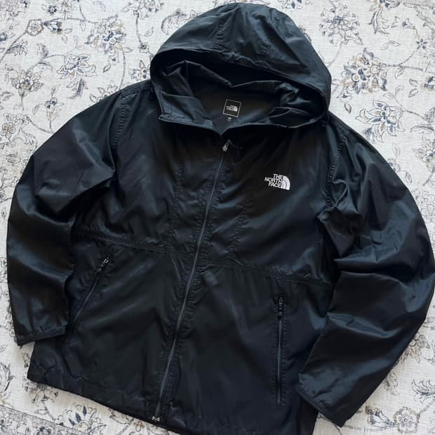 노스페이스 자수로고 바람막이