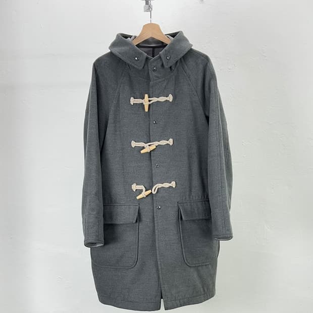 빔즈 차콜 그레이 멜튼 토글 플랩 포켓 후디 롱 코트