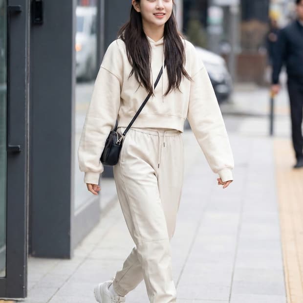 자라 가죽코팅 아이보리 조거 팬츠_28