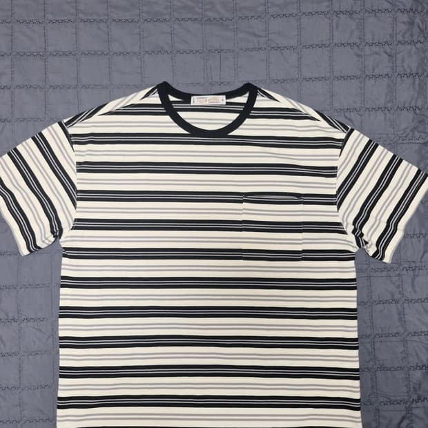 프리즘웍스 호수 멀티 스트라이프 반팔 블랙