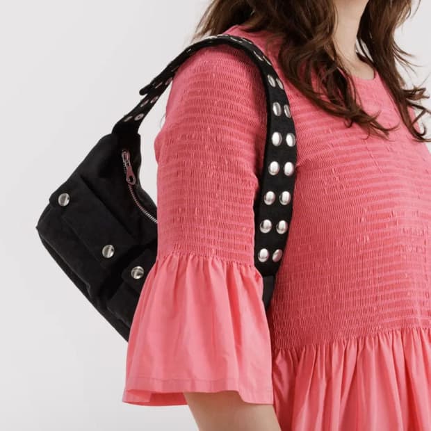 바쿠 X 몰리고다드 카고숄더백 Baggu 팝퍼 스트랩 블랙