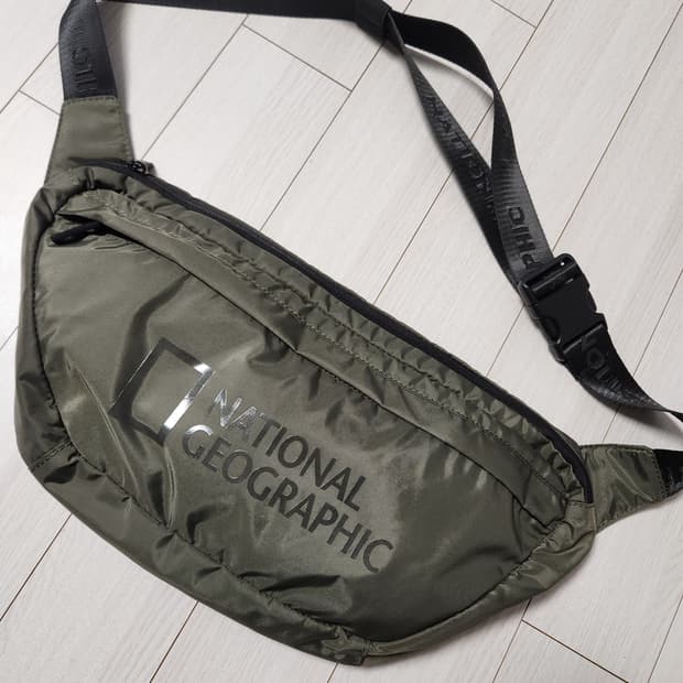 새상품)내셔널지오그래픽 빅로고 바디백
사이즈 가로 42cm 높이 21cm