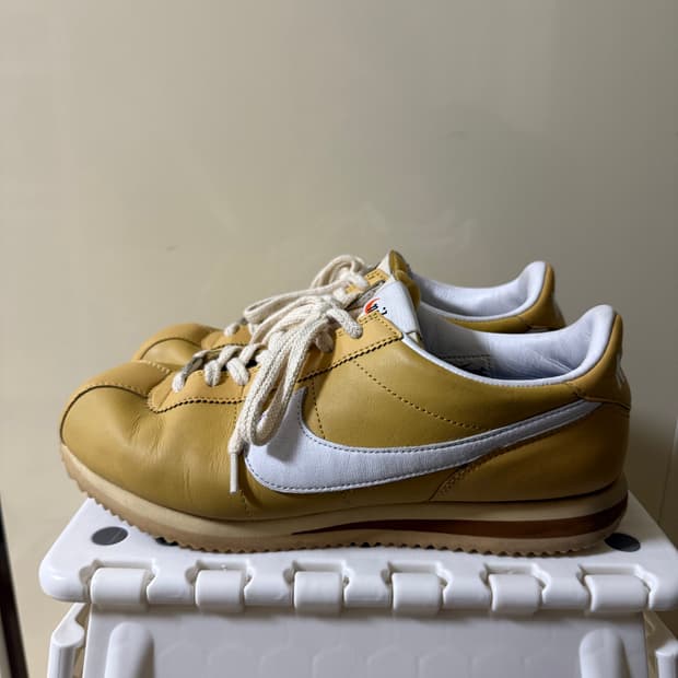 나이키 코르테즈 23 SE 위트 골드 270