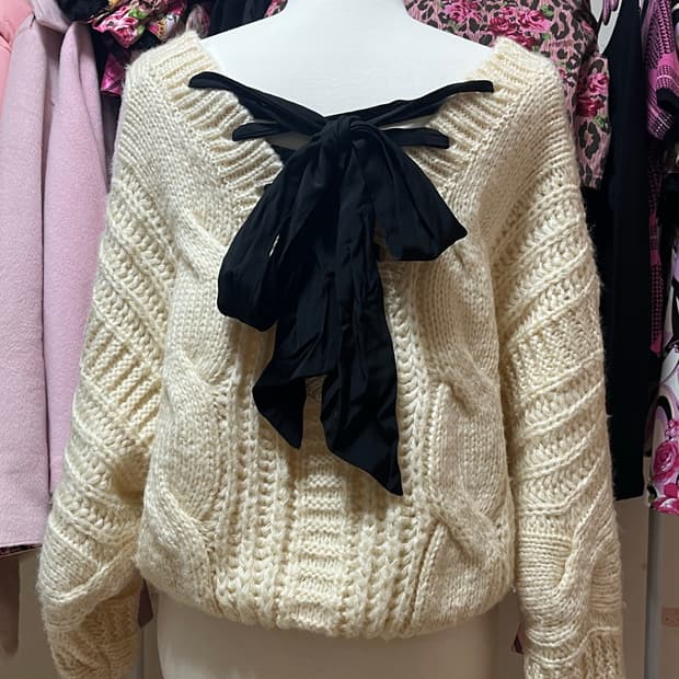 Datura 오프숄더 아이보리 크롭 니트 갸루