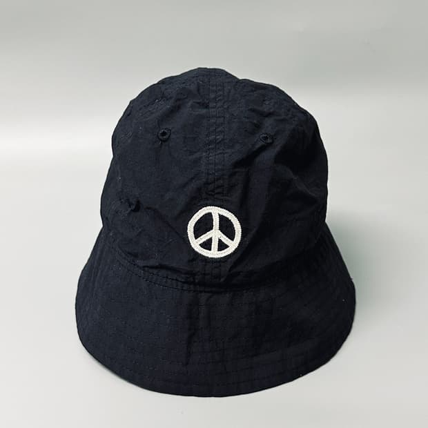 뉴에라 (New Era) 피스 마크 블랙 버킷햇 (M/L)