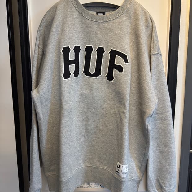 [L] HUF 허프 아플리케 아치로고 맨투맨 그레이