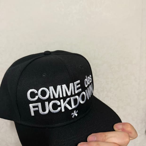 꼼데퍽다운 스냅백 모자