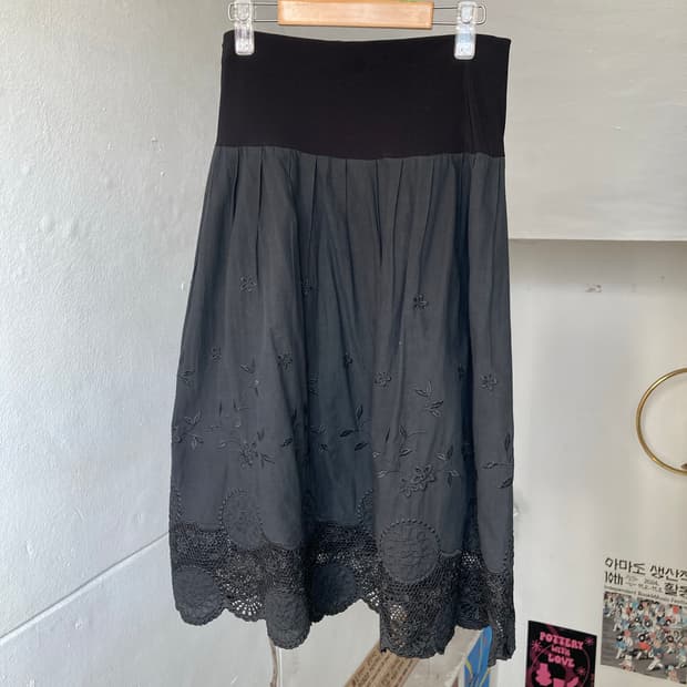 밴딩 레이스 펀칭 스커트
