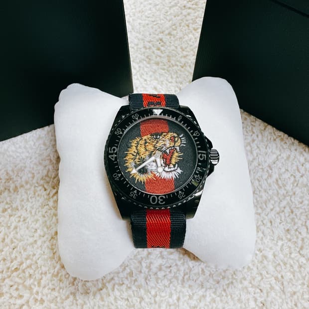 GUCCI 구찌 남성 타이거 자수 패브릭 밴드 손목시계