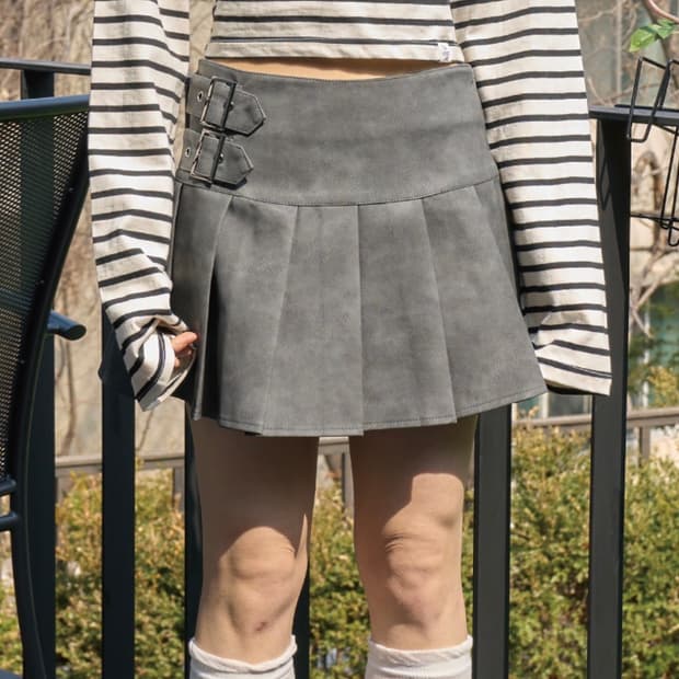 더그린랩 레더 비죠 플리츠 스커트 차콜그레이
