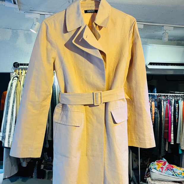 DKNY 린넨 혼방 벨티드 트렌치 코트