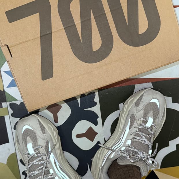 Yeezy Boost V2 700 그레이 240 reflective✨🔥