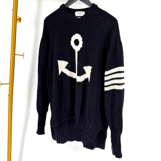 [3사이즈] 톰브라운 앵커 아이콘 오버핏 크루넥 니트 (MKA216A)