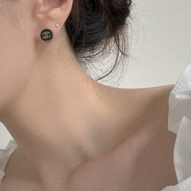 샤넬 미니 블랙 라운드 업사이클링 귀걸이(골드)