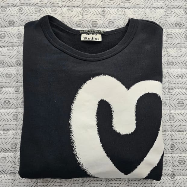 아크네 스튜디오 캠퍼스 하트 맨투맨 95