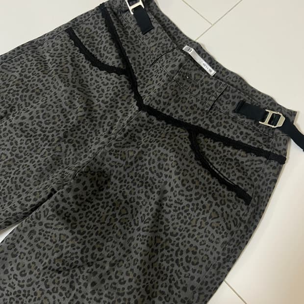 셋업이엑스이-LEOPARD LACE PANTS / CHARCOAL