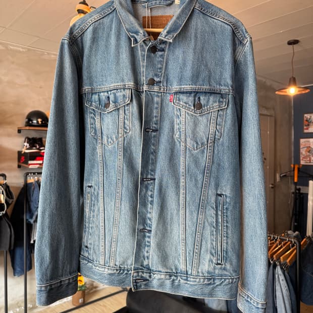 levi.s 3세대 자수 트러커 데님자켓