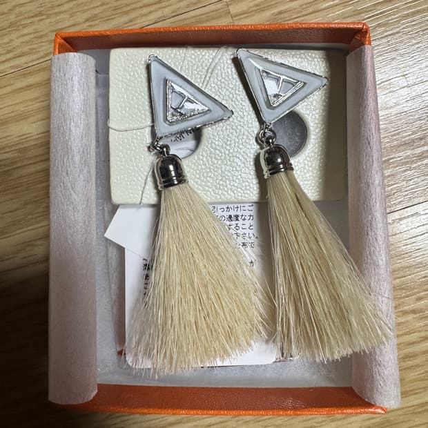토가 풀라 ALLOY HORSE HAIR EARRINGS