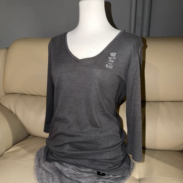 back lettering v-neck design top