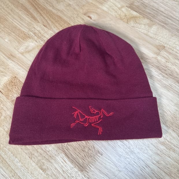 아크테릭스 버드 로고 니트 비니 마룬