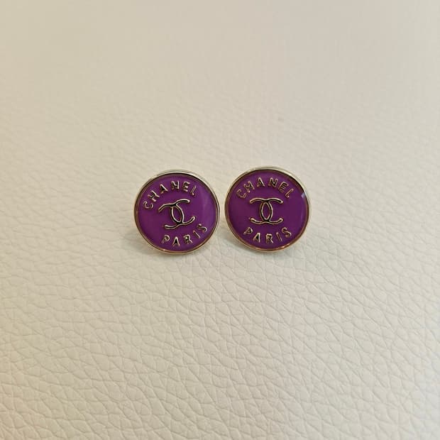 샤넬 단추 CC로고 퍼플 귀걸이 업사이클링