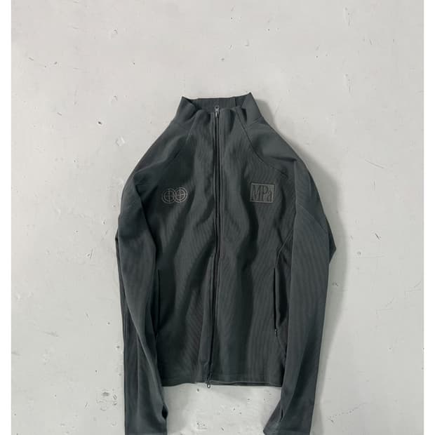 MPa RIBBED ZIP JACKET (CHARCOAL)