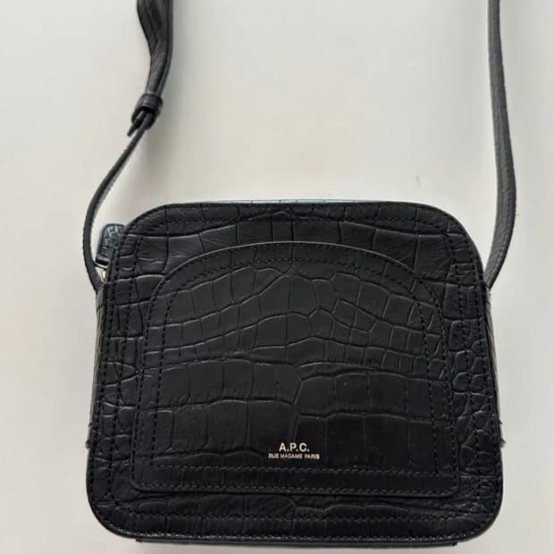 아페쎄 크로스백 블랙