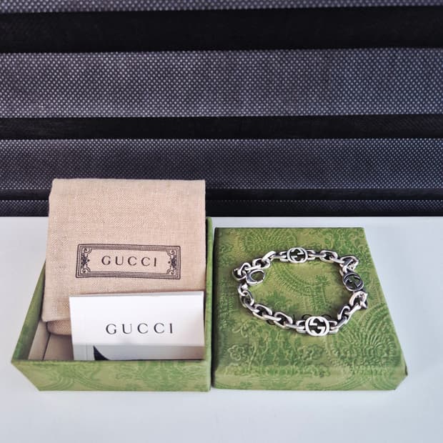 구찌 인터로킹 G 실버 팔찌