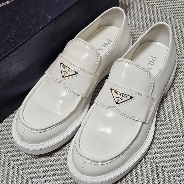 프라다 브러쉬드 가죽 로퍼