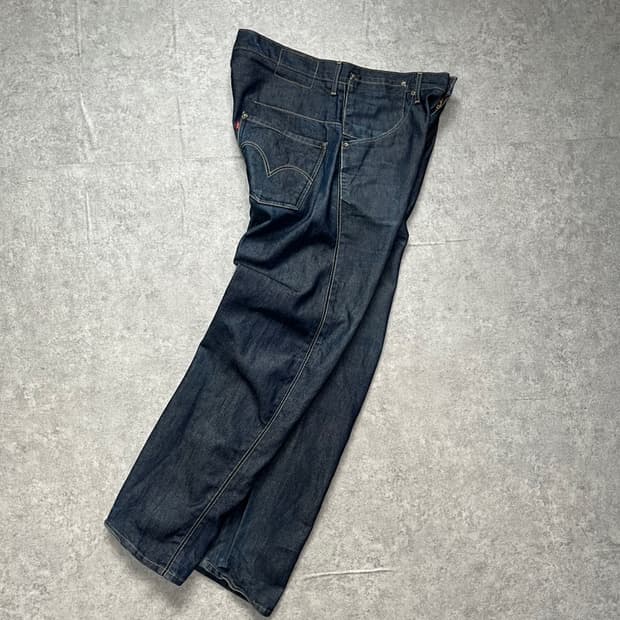 35) 리바이스 엔지니어드진