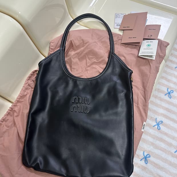 [거의 새상품급] 정품 미우미우 아이비백 미디움 블랙
