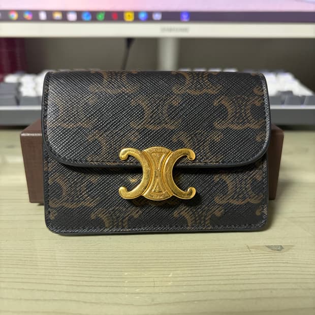 셀린느 트리옹프 캔버스 플랩 카드 홀더 탄