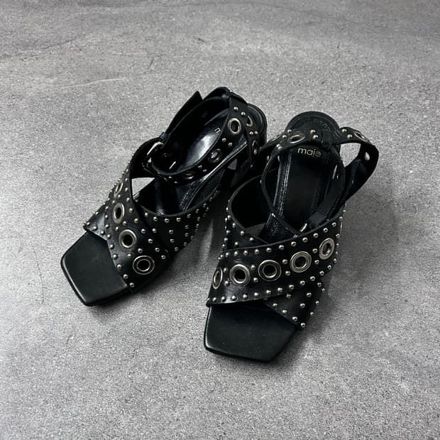 마쥬 하이 스트랩 스터드 아일렛 레더 샌들