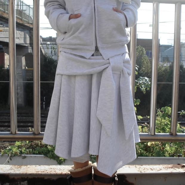 체메씨 chemehc 보우 언발란스 스커트 화이트멜란지