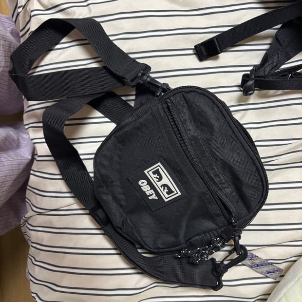OBEY 미니 크로스백 블랙