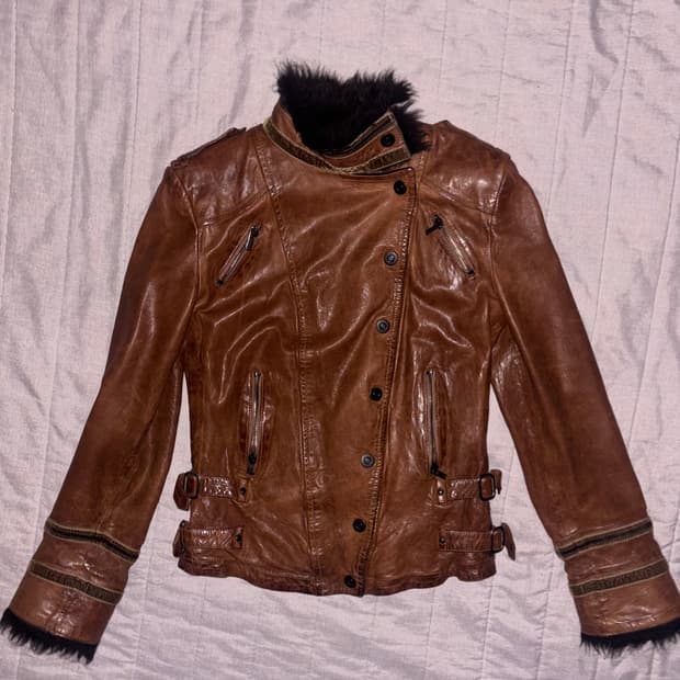 00s 엠포리오 아르마니 사선 버튼 퍼 트리밍 레더자켓