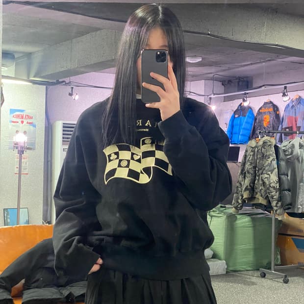 마르디 메크르디 체커보드 로고 블랙 맨투맨 B3562